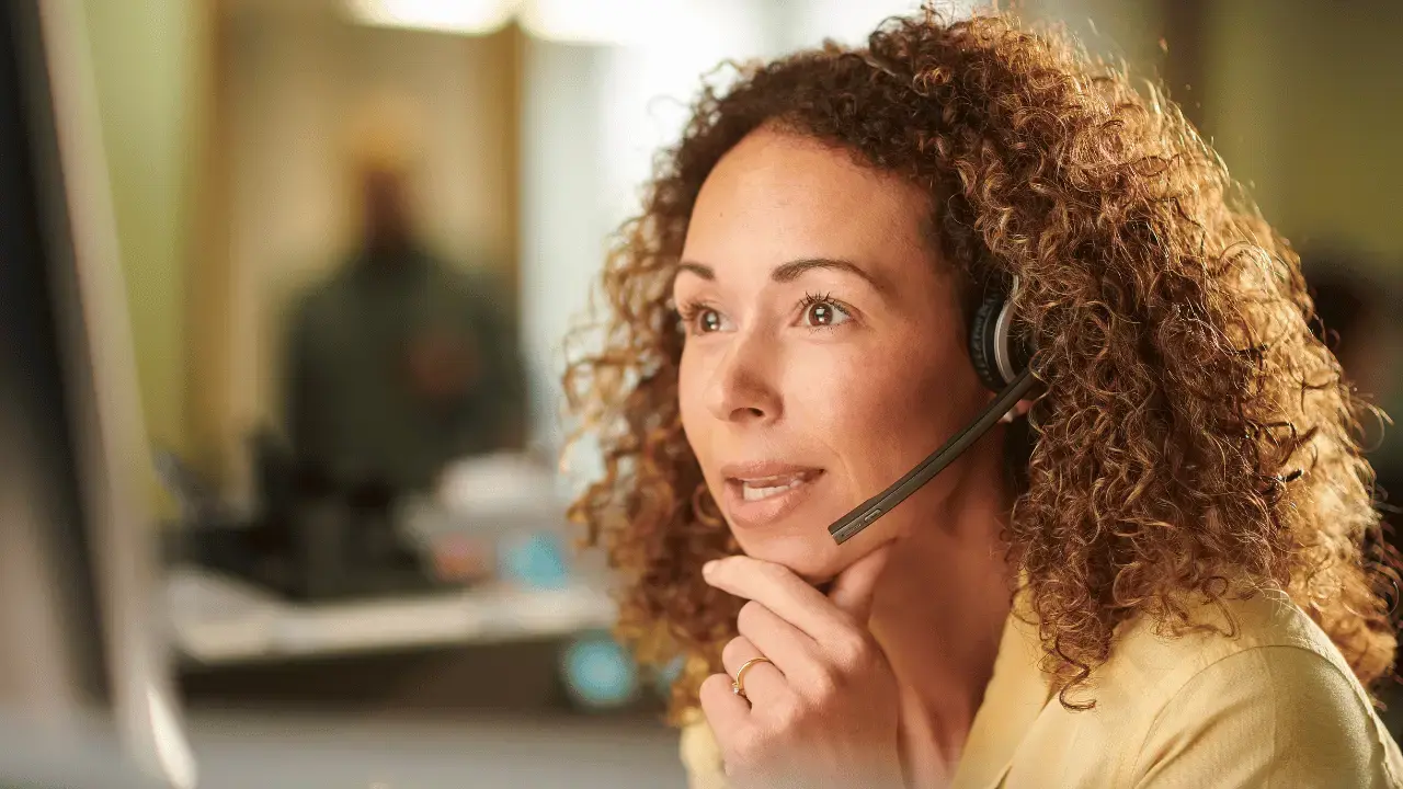 Foto de uma mulher trabalhando com telemarketing: Como contratar um número 0800?