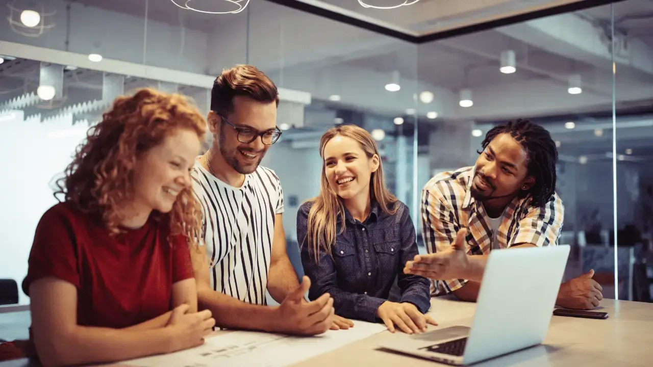 Foto de uma reunião em empresa: Como usar o VoIP?