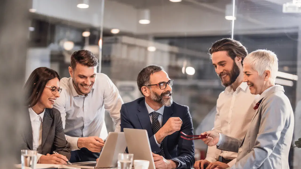 Foto de uma reunião em empresa: Como funciona o VoIP?