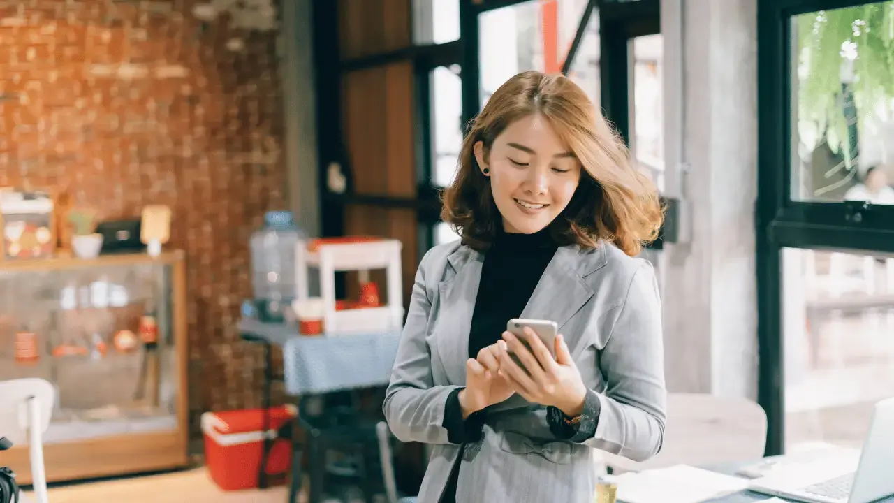 Foto de uma mulher observando celular: Como aplicar a estratégia omnichannel