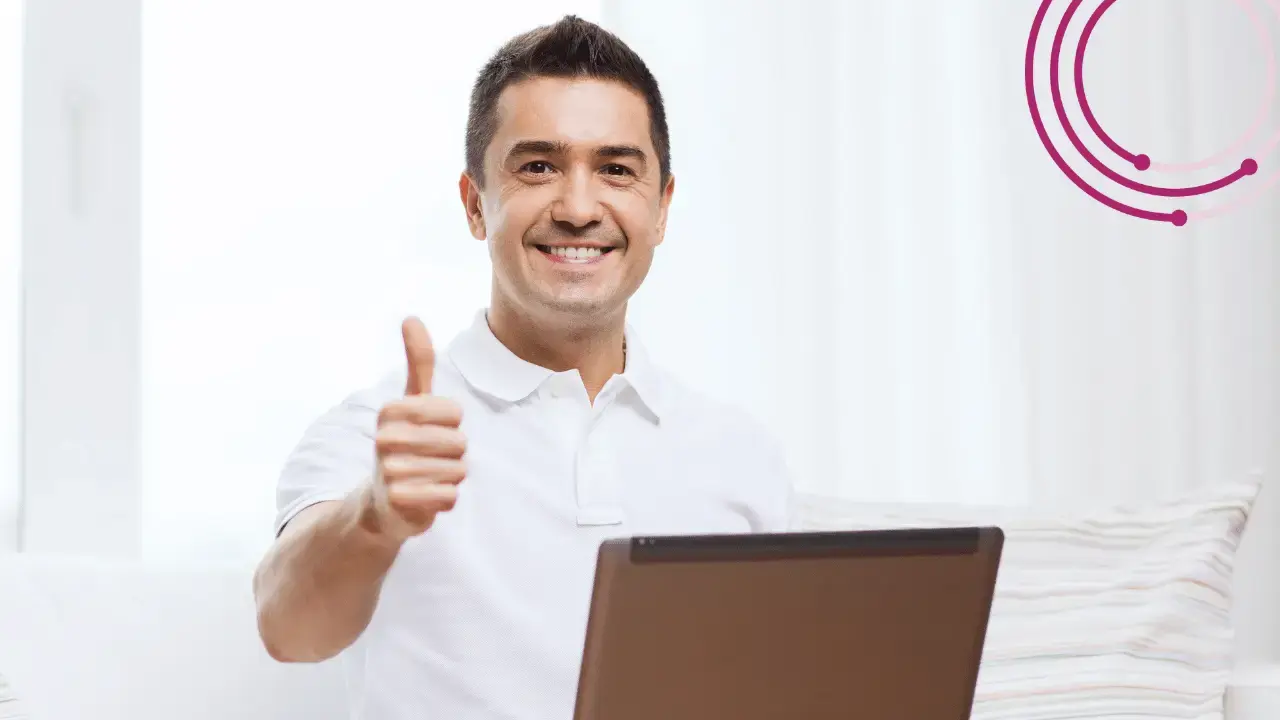 Foto de um homem sorridente feliz com as aplicações em cenários de home office e desastres