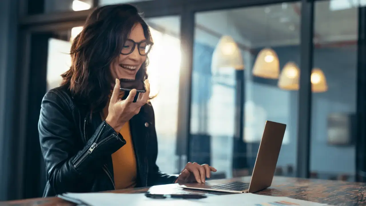 Foto de uma mulher falando no celular: Otimização do fluxo de trabalho interno